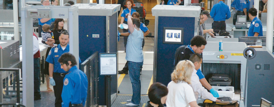 팬데믹 종료로 여행 및 출장 수요가 급증하면서 공항의 보안 검색을 간소화할 수 있는 프로그램에 대한 관심이 커지고 있다. LA국제공항에서 탑승객들이 보안 검색을 받고 있다. [로이터]
