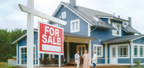 스테이트팜과 올스테이트 등 대형 주택보험 업체들이 신규 주택보험 판매를 중단하면서 보험료 증가와 주택거래 위축 등이 일어날 수 있다는 우려가 제기됐다. 주택 판매 표지만이 내걸린 주택. 