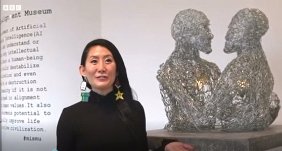 미국 서부 샌프란시스코에 한국계 미국인 오드리 김(사진)이 세계 최초로 인공지능의 위험성을 알리는 현대 예술품을 전시하는 '어긋난 인공지능 박물관(Misalignment Museum)'을 개관했다. 이 박물관(misalignmentmuseum.com)은 지난 9일 BBC 방송이 크게 소개해 세계적인 주목을 받았다. [사진 BBC 방송 화면 캡처]