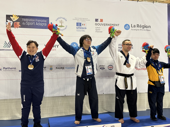 천죠셉 선수(맨 왼쪽)가 은메달을 목에 걸었다.