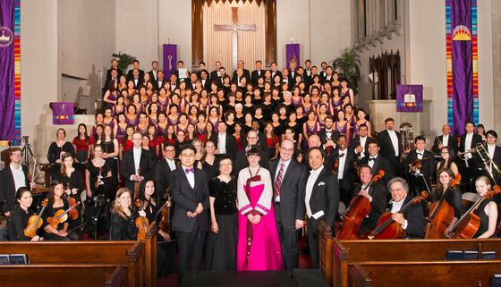 다니엘 석 지휘자(앞줄 오른쪽)는 지난 2015년 미주한인의 날 기념 연주회에 참가한 오케스트라와 한인 합창단의 합동 공연을 지휘했다. [드림 오케스트라 페이스북]