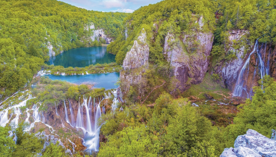 요정들이 사는 숲을 몰래 거니는 기분이 들 정도로 신비스러운 아름다움을 지닌 크로아티아의 플리트비체 국립공원. [US아주투어 제공]