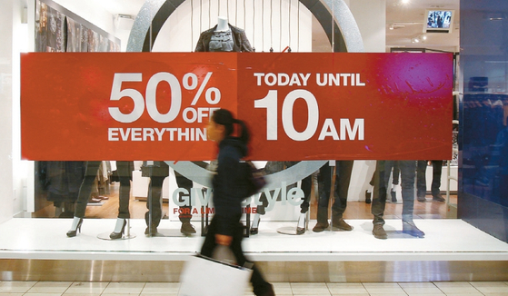 소매업체가 소비 진작을 위해서 할인 폭을 키우는 올 할러데이시즌이 쇼핑에 적기라는 전망이 제기됐다. 한 의류 판매 업소가 50% 세일을 진행하고 있다. [로이터]