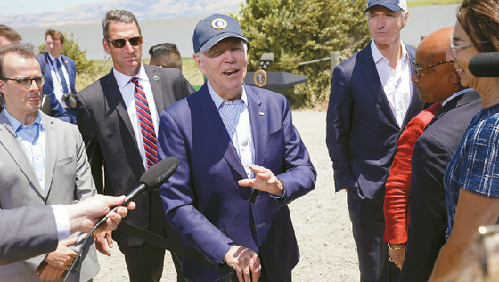 조 바이든 대통령이 지난 19일 북가주 팔로알토의 루시 에반스베이랜드 자연보호센터를 방문해 기자들의 질문에 답하고 있다. [로이터]