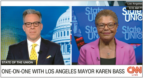 캐런 배스(오른쪽) LA시장이 지난 19일 CNN방송에 출연해 오는 2026년까지 LA의 홈리스 문제를 종식시키겠다고 밝혔다. [CNN뉴스 방송 캡처]