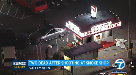 밸리 글렌 지역서 19일 밤 담배 판매소 앞에서 총격사건이 일어나 2명이 숨지고 1명이 부상을 입었다. 용의자는 도주한 상태이다. [ABC7 뉴스]