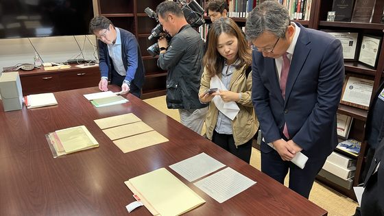 국립문서기록관리청(NARA)이 닉슨 도서관 지하 1층에서 공개한 1953년 한국 관련 문서를 김영완 LA총영사(오른쪽) 등이 살펴보고 있다.