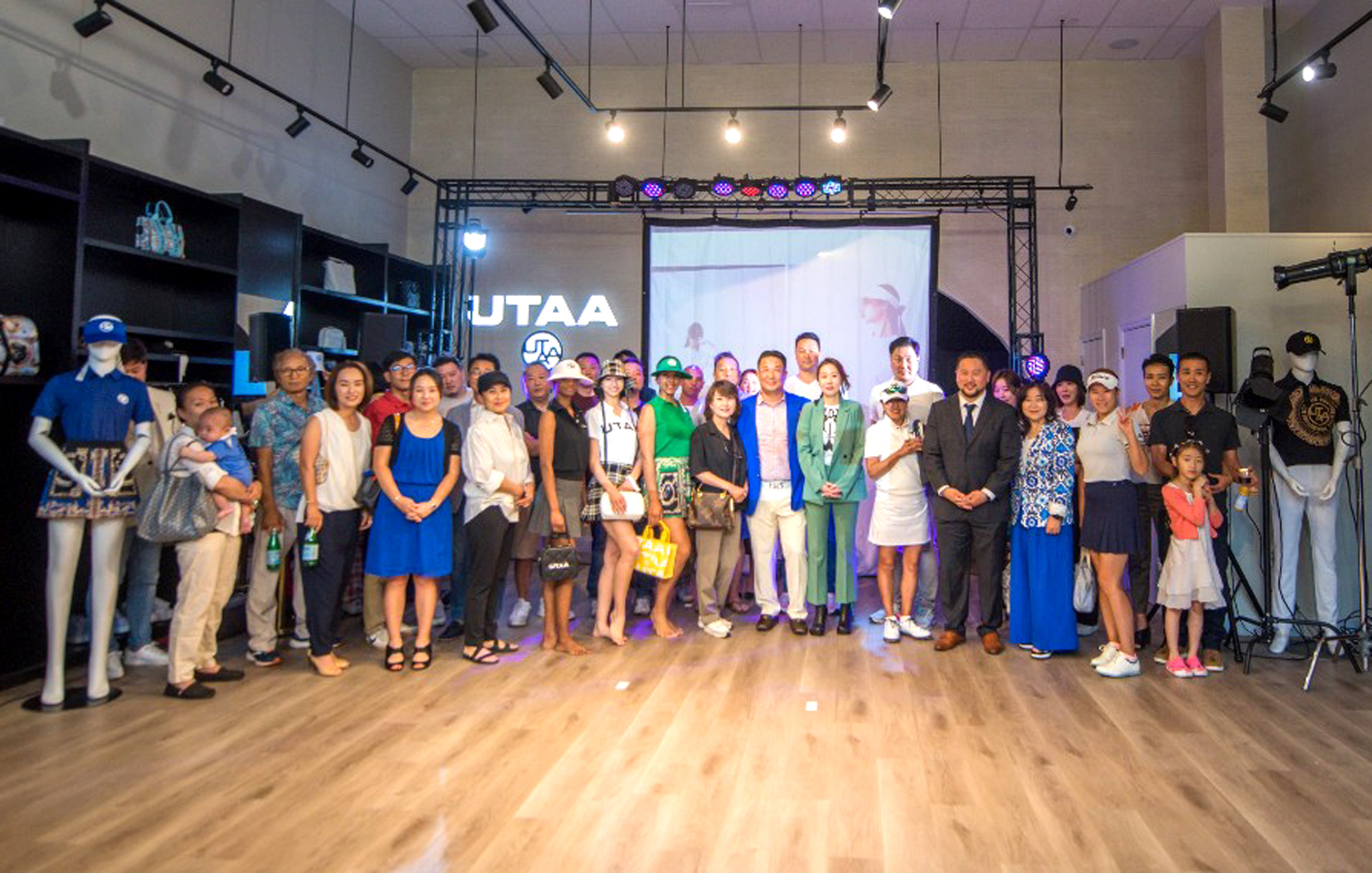 프리미엄 골프웨어 브랜드 '유타(UTAA)'가 뉴욕시 베이사이드에 플래그십 스토어를 그랜드오픈했다. '유타'는 지난 18일 노던블러바드 201-08에 위치한 스토어에서 인기 개그맨 서경석 씨 사회로 많은 사람들이 참여한 가운데 업소를 오픈하는 행사를 가졌다. [유타]
