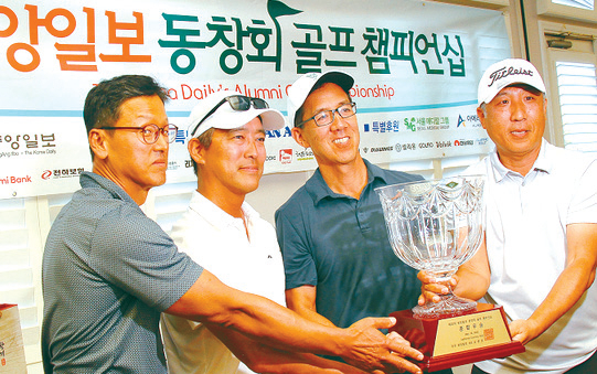 리라초등학교 동문회팀은 지난해 동창회 골프대회에서 우승을 차지했다. 김상진 기자