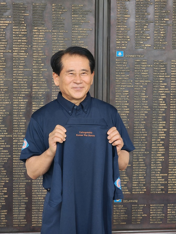 전 인천남동구청장 장석현씨가 20일 용산 전쟁기념관에서 언성히어로클럽이 전개하고 있는 위아밴플리트 캠페인의 일환으로 제작한 밴플리트 셔츠를 들고 기념촬영을 진행했다