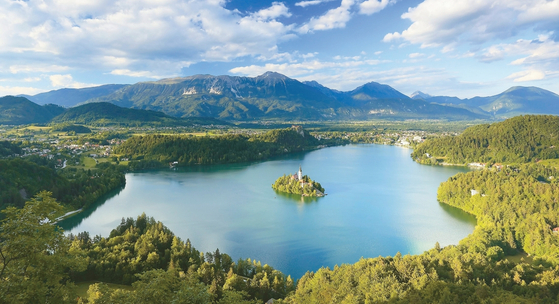 슬로베니아 블레드 호수 한가운데 우뚝 서 있는 블레드 섬. 호수와 함께 어우러진 풍경이 그림 엽서처럼 아름답다. [US아주투어 제공]