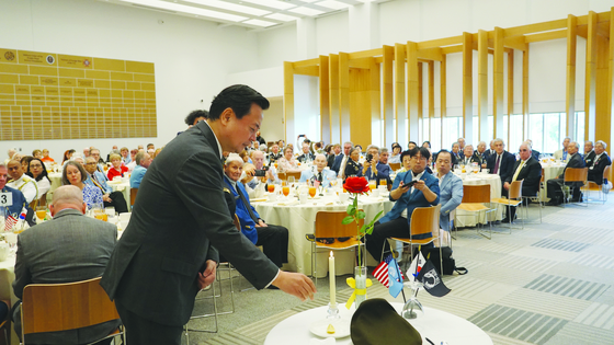 조 대사가 전쟁포로와 실종자를 잊지 않고 영원히 기억하겠다는 의미의 ‘추모 테이블'에 촛불 점화를 하고 있다.