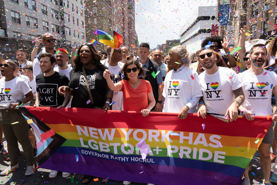 캐시 호컬 뉴욕주지사가 25일 LGBTQ+ 프라이드 행사에 참여해 맨해튼 5애비뉴에서 행진하고 있다. [사진 뉴욕주지사실] 