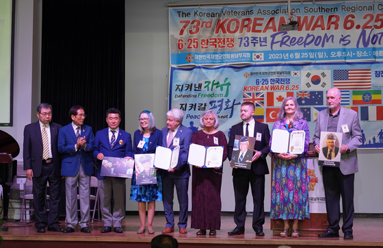 한국전쟁 참전용사 유가족 대표가 무대에 나와 감사장을 받았다.