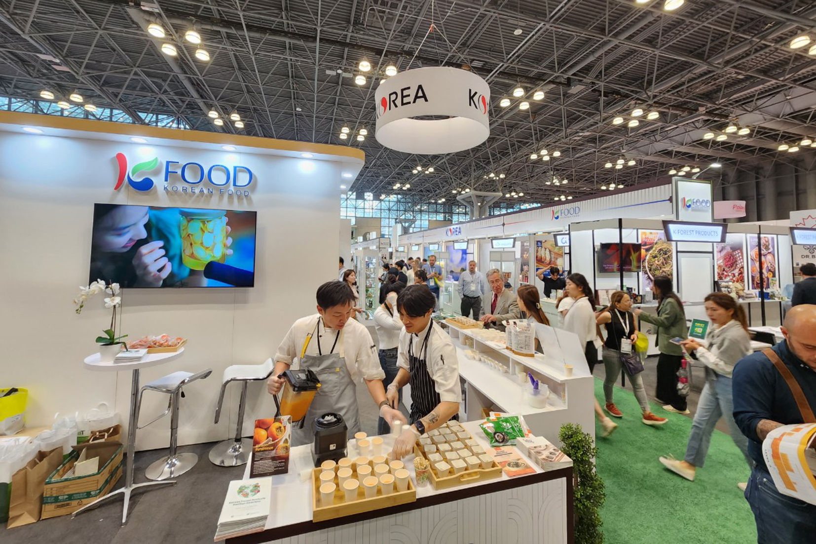 미국과 한국 등 전 세계 유명 식품업체들이 참가한 가운데 맨해튼 재빗센터에서 열린 '2023 여름 팬시푸드 쇼'에는 한국의 유명 식품업체 46개 회사가 참가해 한식과 간편식 각종 상품을 소개해 인기를 모았다.