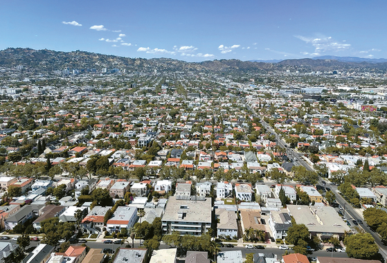 지난달 기존 주택 및 신규 주택 거래가 증가하면서 주택 시장 회복에 대한 기대감이 형성되고 있다. LA의 주택가. 김상진 기자