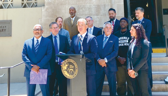 롭 본타 가주 검찰총장(앞줄 가운데)이 27일 LA시 중앙도서관 앞에서 기자회견을 열고 2022년도 증오범죄 통계를 발표하고 있다. 장연화 기자