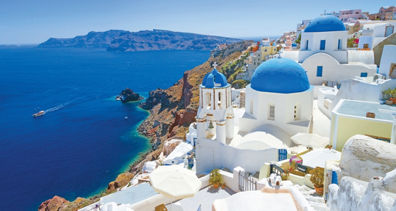동그랗고 파란 지붕이 에게해의 바다와 환상적으로 어우러지는 그리스 산토리니섬. [US아주투어 제공]