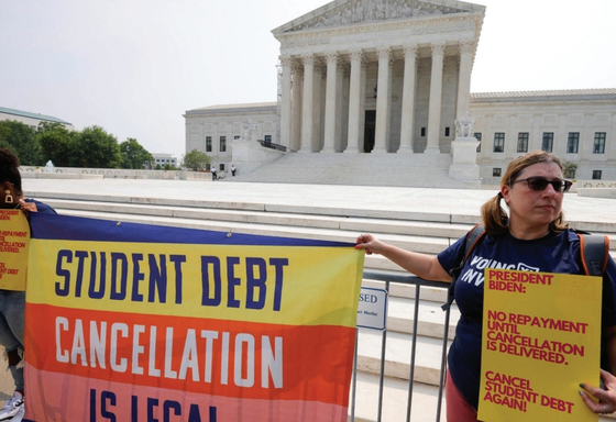 30일 연방대법원이 조 바이든 행정부의 ‘학자금 대출 탕감 정책’에 제동을 거는 판결을 발표한 가운데, 학자금 대출 탕감 지지자들이 워싱턴DC 연방대법원 앞에서 시위를 벌이고 있다.  [로이터]