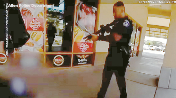 지난 5월 6일 텍사스 앨런 쇼핑몰 총기난사범을 제압한 순간을 녹화한 경관 바디캠 영상. [앨런 경찰국 제공]