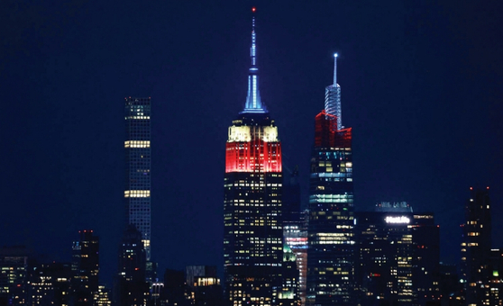 미국의 247주년 독립기념일을 맞아 뉴욕 엠파이어스테이트빌딩과 원 밴더빌트 빌딩 등에 성조기를 상징하는 빨강·흰색·파랑 색깔의 조명이 밝혀져 있다. [로이터]