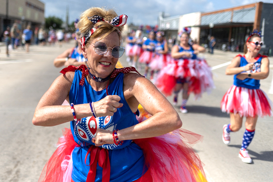 독립기념일인 4일 텍사스주 텍사스시티에서 비영리 여성행진클럽 ‘투투 라이브 크리웨’ 단원들이 독립기념일 퍼레이드에서 춤을 추며 행진하고 있다. [로이터]