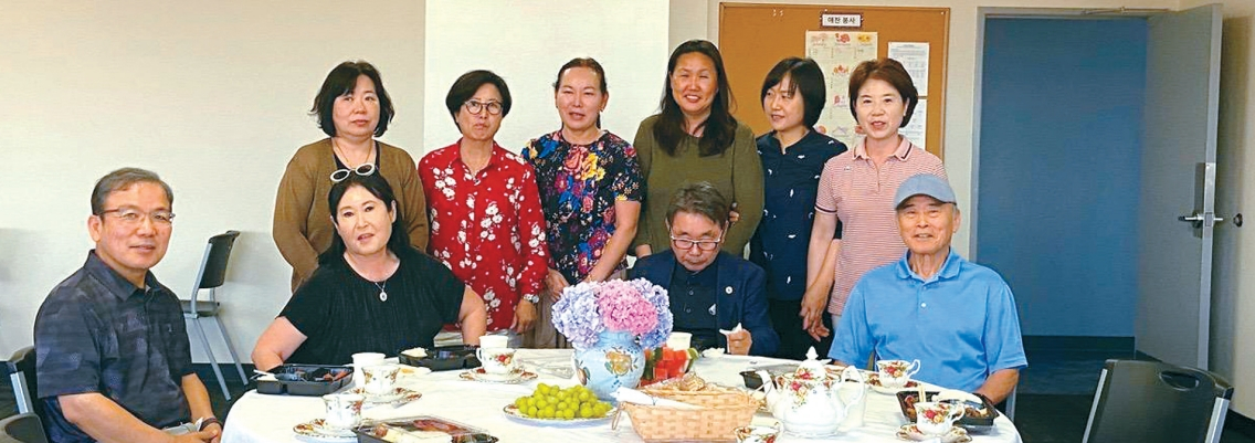 지난 1일 샌디에이고 새소망 한국학교에서 열린 한국학교 샌디에이고지역 협회의 정기모임에 참석한 7개 학교의 교장들이 기념촬영을 하고 있다. [이영숙 회장 제공]