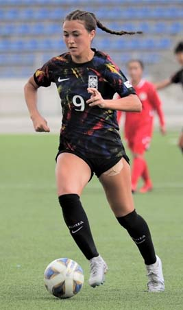 페어 선수가 지난 4월 열린 2024 아시아축구연맹(AFC) U-17 여자 아시안컵 1차 예선에서 드리블을 하고 있다.  [연합]