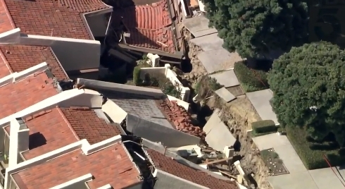 팔로스버디스 롤링힐스 지역 주택단지에서 지반침하 현상이 생기면서 계곡 쪽에 있는 12채의 주택이 파손되는 일이 벌어졌다. 추가 피해도 예상되고 있다. [KTLA5 뉴스]