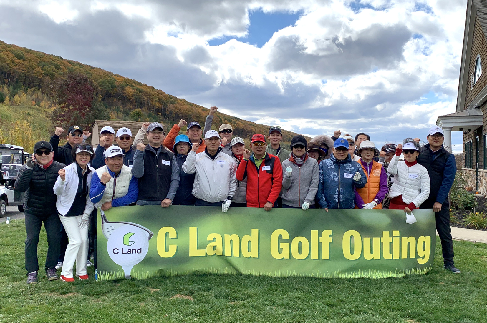 C Land 부동산이 개최한 골프대회 참석자들이 단합을 위한 '파이팅'을 외치고 있다. [사진 C Land 부동산]