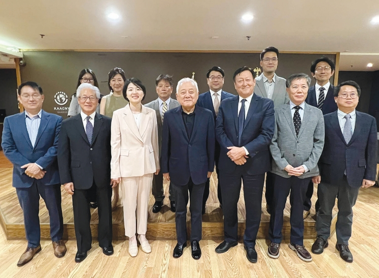 대한민국 대통령 직속 위원회인 국민통합위원회(위원장 김한길.앞줄 가운데)가 10일 뉴욕한인회를 방문, 김광석 회장(앞줄 오른쪽 세 번째)과 임원진을 만나 한인사회의 의견을 듣는 시간을 가졌다. 이번 방문은 그간 한국에만 국한돼 있던 국민통합위원회의 활동을 재외동포사회까지 넓히기 위한 것으로, 2세들의 정체성 함양과 선천적 복수국적, 이중국적 문제 등의 현안이 전달됐다.  [뉴욕한인회]