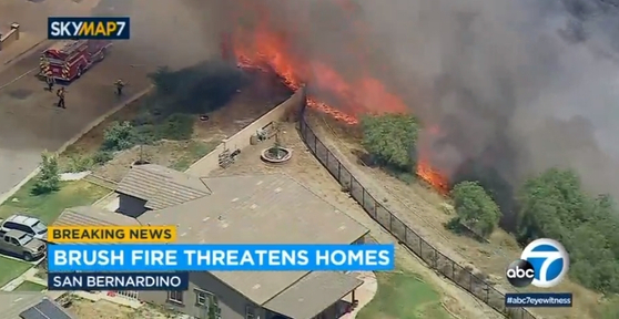 샌버나디노에서 12일 오후 산불이 발생해 언덕 위 주택을 위협하고 있다. [ABC7 뉴스]