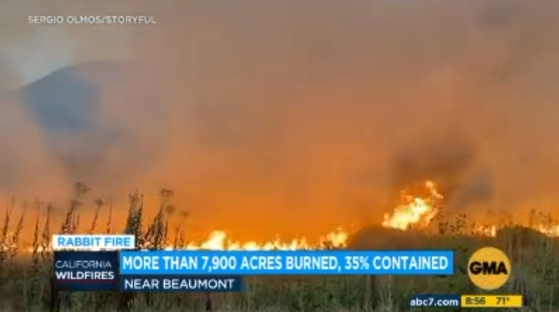 지난 주 금요일부터 시작된 리버사이드 산불로 인한 피해가 8000에이커에 육박하고 있는 것으로 집계됐다. 17일 오전 현재 전체 진화율은 35%이다. [ABC7 뉴스]