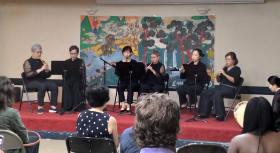 지난 15일 성인반 학생들이 오픈하우스에서 한국 전통 음악 공연을 감상하고 있다. 