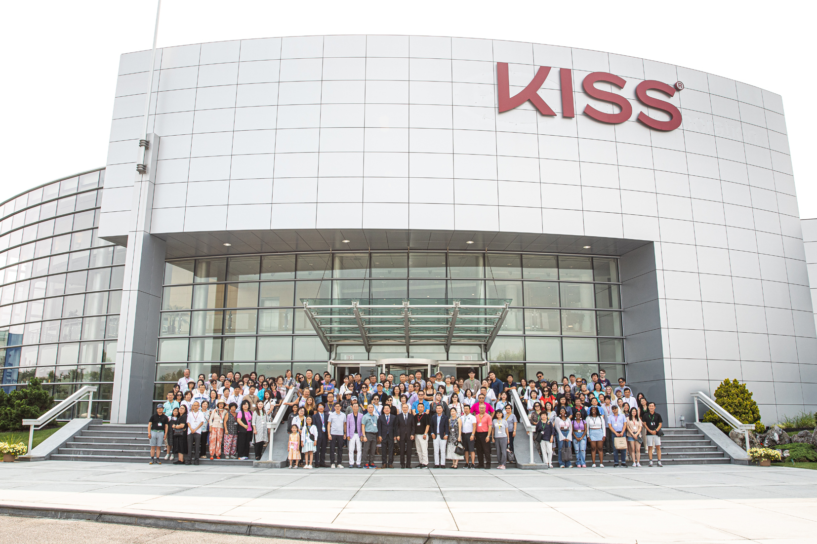 KISS 그룹은 미 전역의 뷰티 서플라이 관계자 250명을 초청해 '2023 KISS 방문의 날' 행사를 성공리에 개최했다. 참가자들이 KISS 그룹 사옥에서 기념촬영을 하고 있다. [사진 KISS 그룹]
