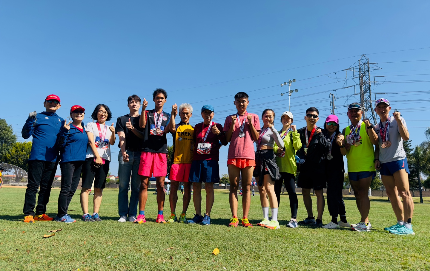 해피러너스(회장 송두석) 회원들이 최근 라팔마 시 개최로 센트럴 공원에서 열린 ‘제41회 연례 피트니스 런 포 펀(Fitness Run4Fun)’ 행사에 참가했다. 회원들은 5K 걷기와 달리기, 10K 달리기 대회에 출전했다. 지난 4일 대회 직후, 회원들이 한자리에 모였다. [해피러너스 제공]