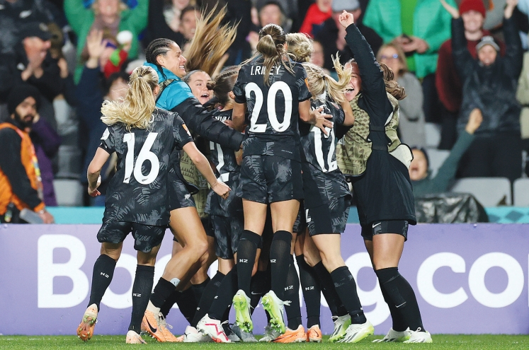 2023 국제축구연맹(FIFA) 호주·뉴질랜드 여자 월드컵 개막전에서 공동 개최국 뉴질랜드팀이 전통의 강호 노르웨이를 상대로 사상 첫 월드컵 승리를 거둔 뒤 기뻐하고 있다.  [연합뉴스]
