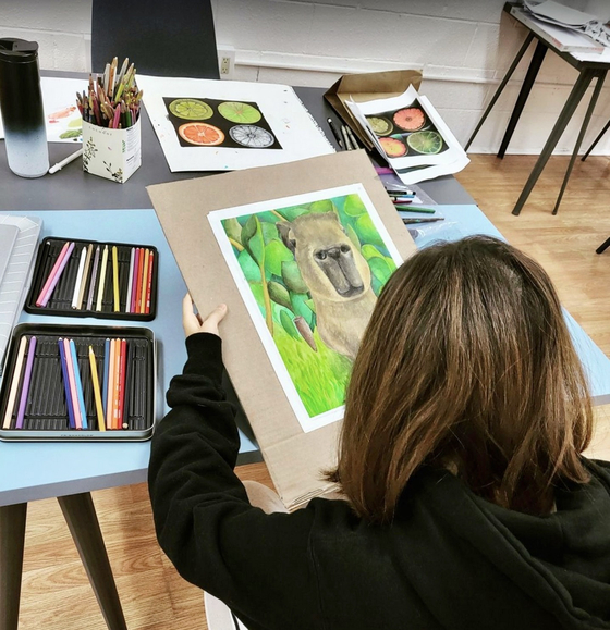 'ED-ART Studio'의 캐리 나 원장과 미술 교육을 받고 있는 학생들의 모습.