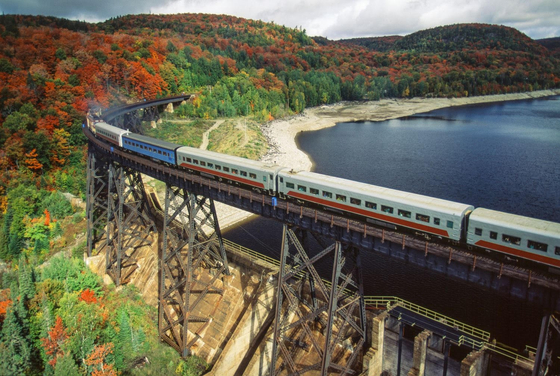 아가와 캐년 열차는 호수와 강을 지나 가을 단풍 바다를 가로지른다. [US아주투어 제공]