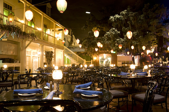 ‘Blue Bayou Restaurant’에서는 미각을 만족시키는 다양한 음식과 독특한 분위기를 즐길 수 있다. 