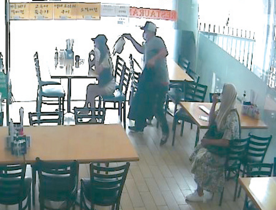 함흥회관에서 히스패닉 남녀가 들어와 한인 여성 손님의 가방을 훔치고 있는 장면이 업소 CCTV에 녹화됐다. [함흥회관 제공]