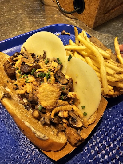 볶은 버섯과 피망에 고소한 양파와 프로볼로네 치즈를 토핑한 ‘Mushroom Philly Sandwich’는 사워도우 호기 롤에 제공된다.