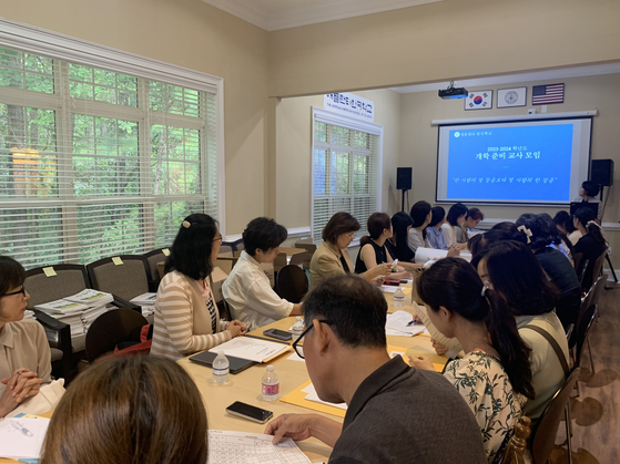 교사들이 한국학교 사무실에서 모여 새 학기 커리큘럼에 대해 논의하고 있다.