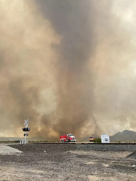 지난 28일 발생한 모하비 지역의 요크 산불이 건조한 돌풍을 만나 '회오리 화염'을 만들어내고 있다.  [모하비 공원 관리국 제공]
