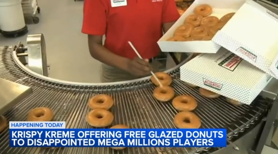 크리스피 크림 도넛은 오늘 하루 동안 지난밤 메가 밀리언 복권 추첨에서 당첨되지 않은 복권을 가져오는 고객에게 무료 도넛을 제공하는 행사를 진행하고 있다. [ABC7 뉴스]