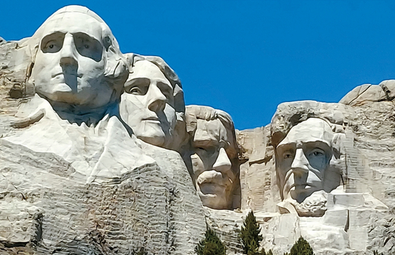 조각상 왼편부터 조지 워싱턴, 토마스 제퍼슨, 시어도어 루스벨트, 아브라함 링컨 대통령. 