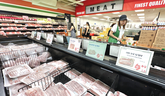 돼지고기 도매가격이 가파르게 상승하고 있지만 재고 물량을 확보한 한인마켓의 돼지고기 가격은 크게 요동치지 않고 있다. 김상진 기자