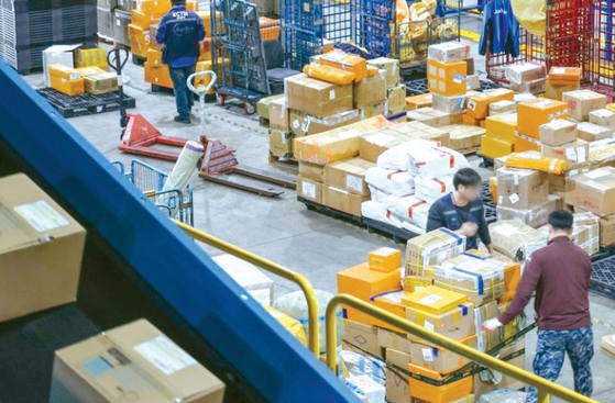 한국 정부가 대폭 늘어난 도용 문제로 해외에서 한국으로 몰품을 보낼 때 필요한 개인통관고유부호를 일회용 발급으로의 변경을 추진하고 있다. 한국의 한 특송물류센터 모습. [연합] 
