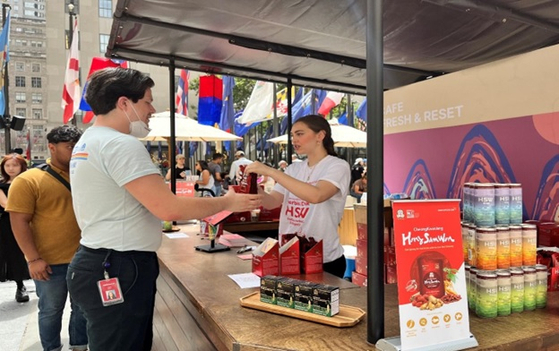 'KGC인삼공사'가 타임스퀘어 록펠러 센터 LA Street Fair에서 게릴라 마케팅 펼치며 글로벌 행보를 넓히고 있다.