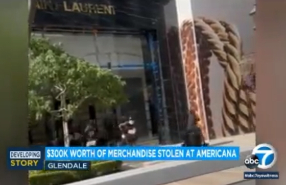글렌데일 아메리카나 쇼핑몰 내 이브생로랑 매장에 8일 오후 30~40명의 떼강도가 나타나 약 30만 달러 어치의 물건을 훔쳐 달아나는 사건이 일어났다. [ABC7 뉴스]